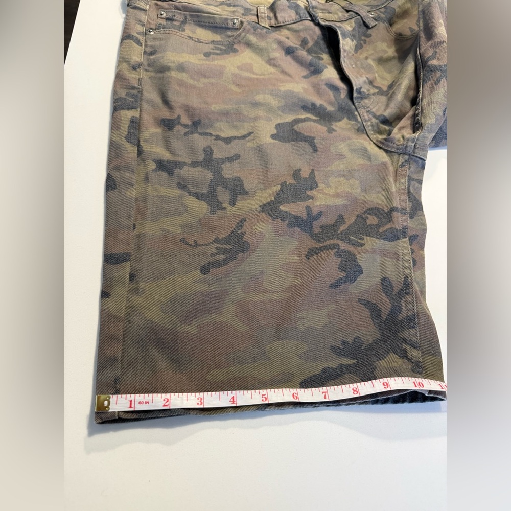 Levi's Green Camouflage Cargo Jean Shorts Size 36 - Picture 7 of 10